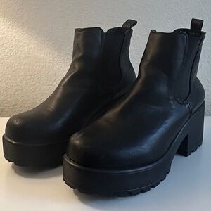 Chunky Combat Boot, size 6,